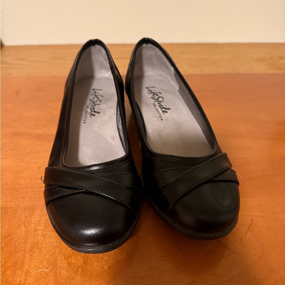 Life Stride Women's Classic Black Heeled Flats